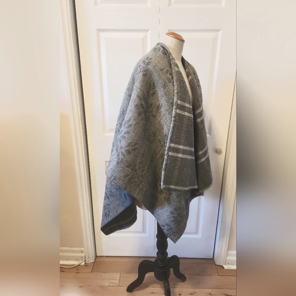 Modena shawl wrap, one size, contrast interior, very warm - Picture 2 of 4